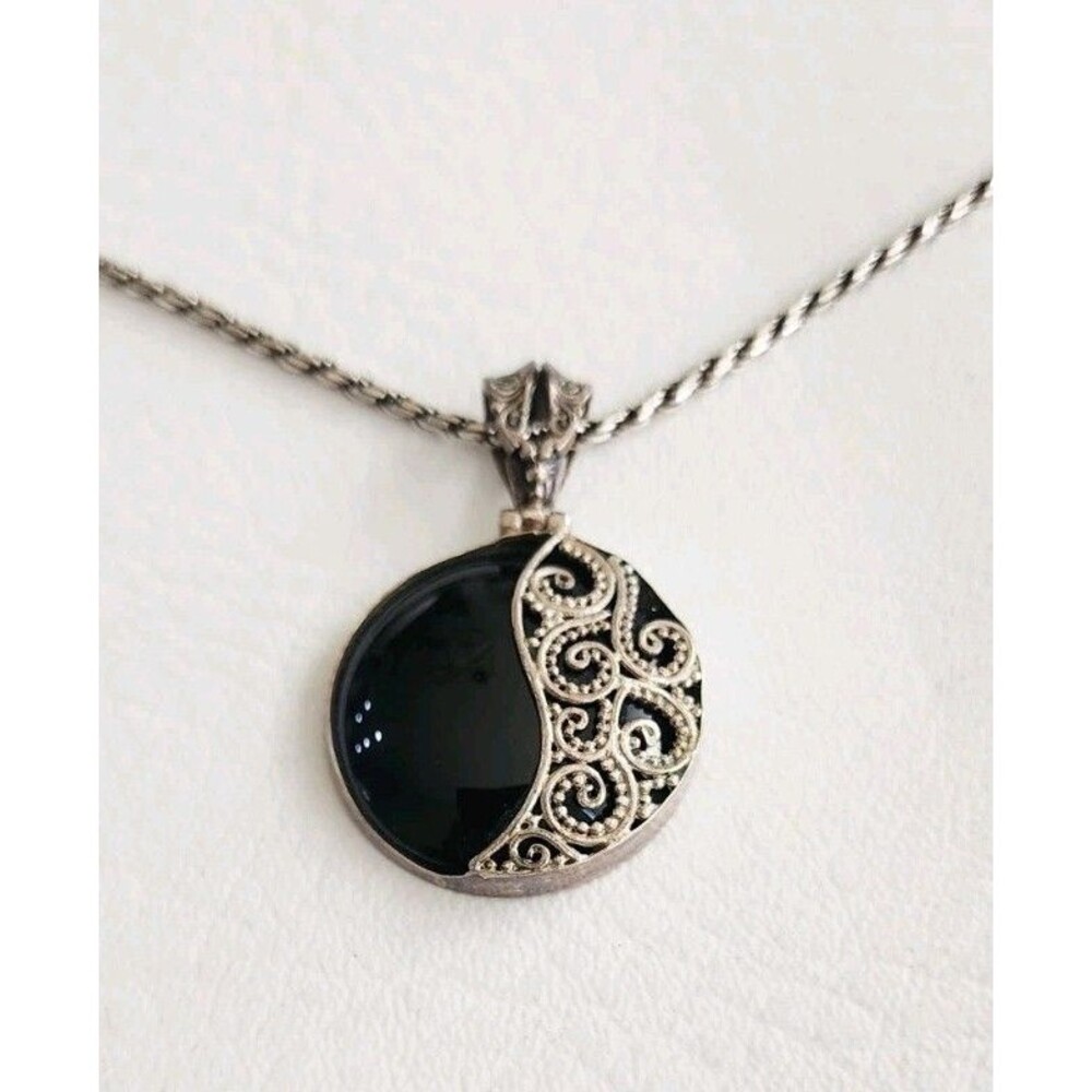 Vintage Sterling Silver Filigree Onyx Gemstone Round Pendant Necklace